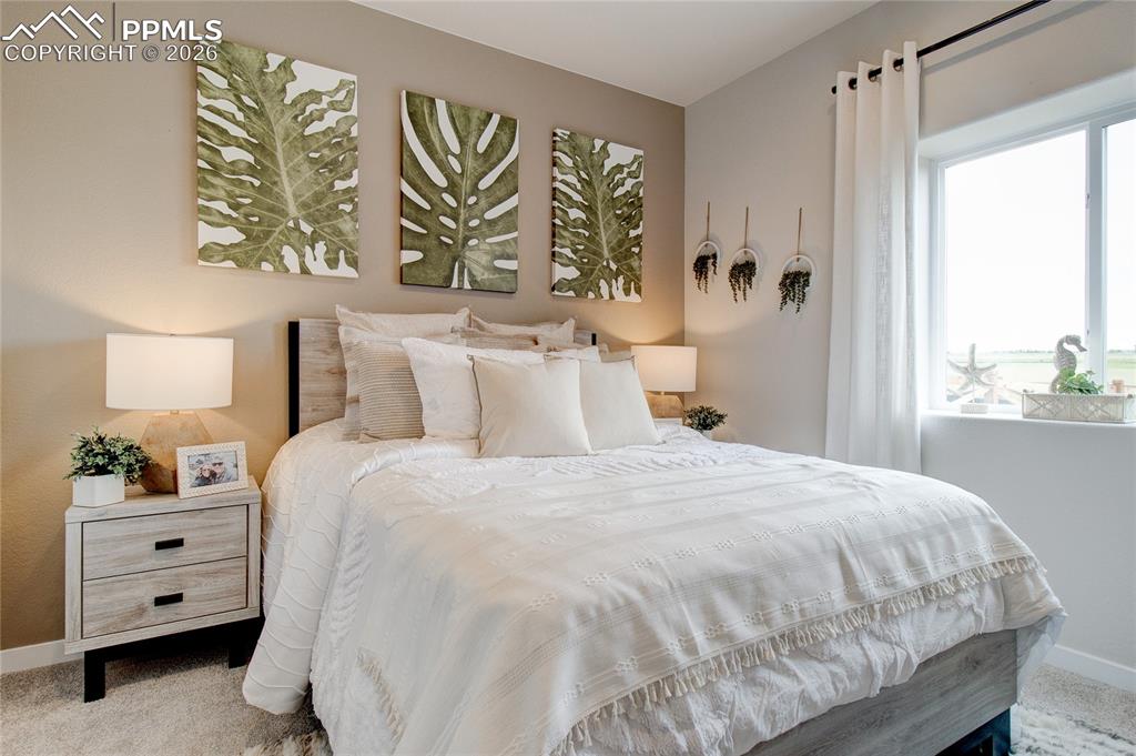 Image 14 of 25: Bedroom