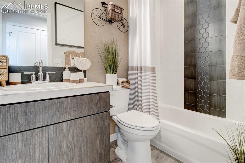 Image 16 of 25: Bathroom