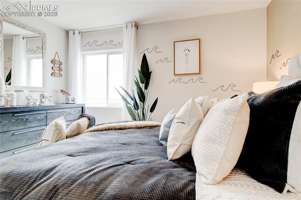 Image 18 of 25: Bedroom