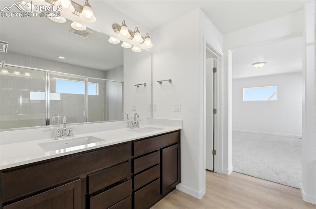 Image 28 of 29: Bathroom