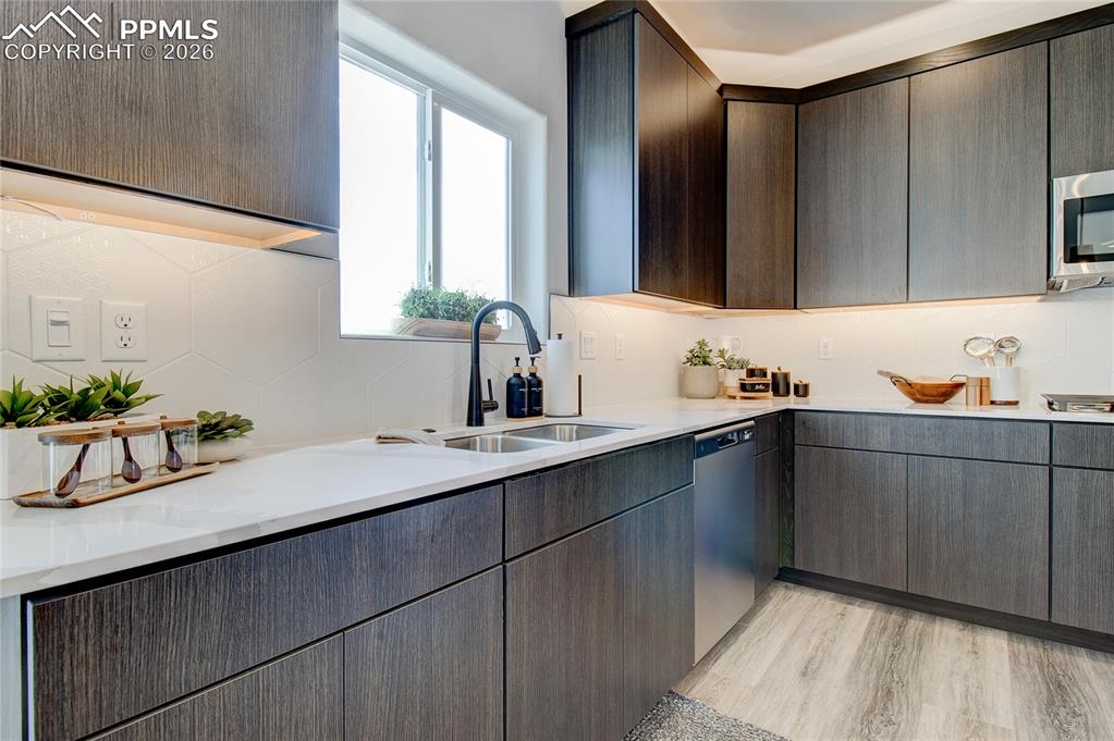 Image 9 of 25: Kitchen