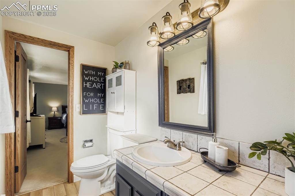 Image 18 of 29: Bathroom