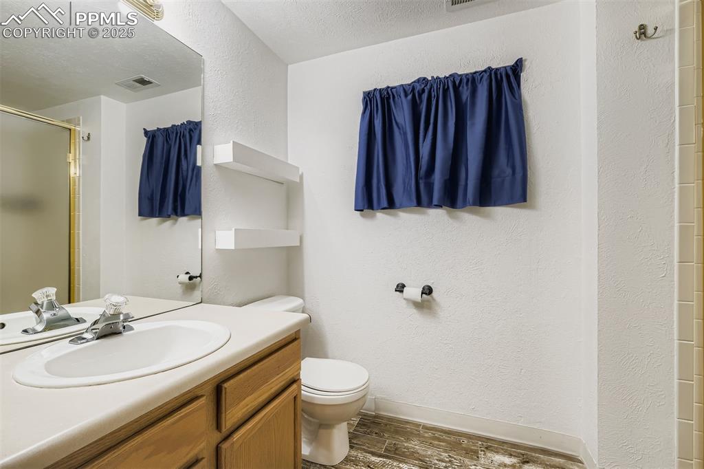 Image 26 of 29: Bathroom