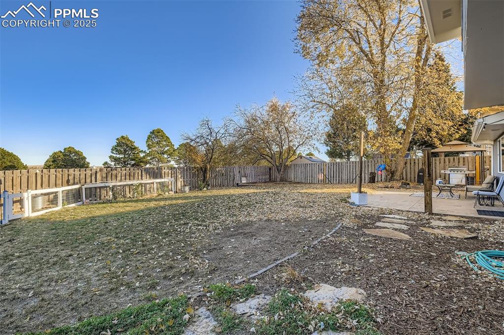 Image 28 of 29: Yard