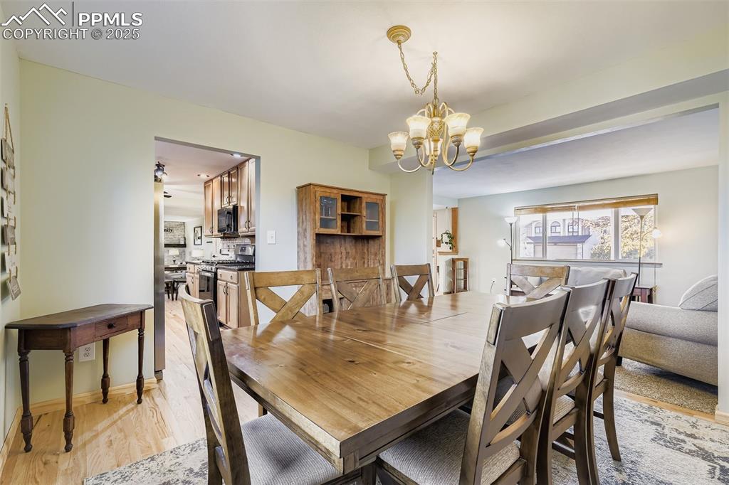 Image 7 of 29: Dining Area