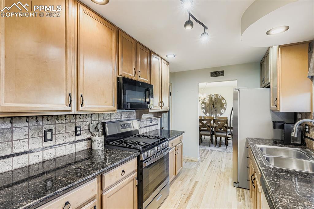 Image 9 of 29: Kitchen