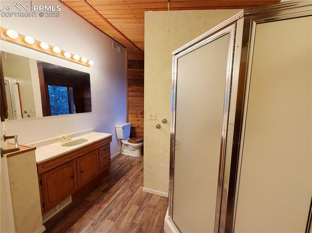 Image 12 of 22: Bathroom