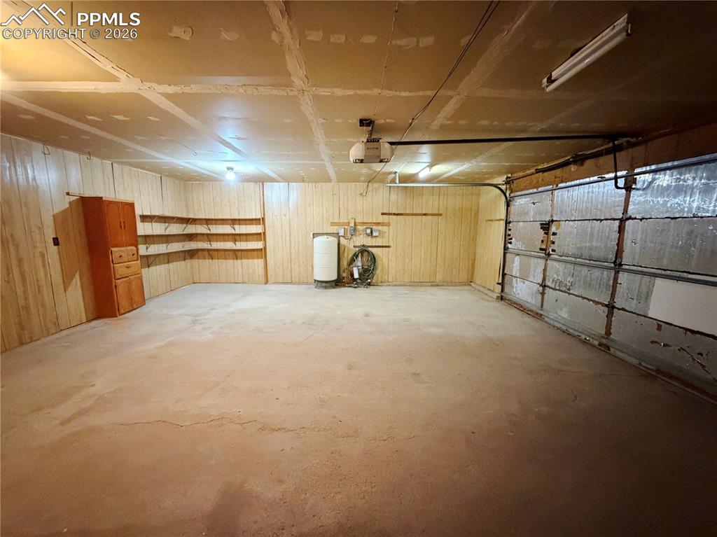 Image 21 of 22: Garage