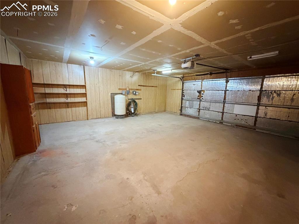 Image 22 of 22: Garage