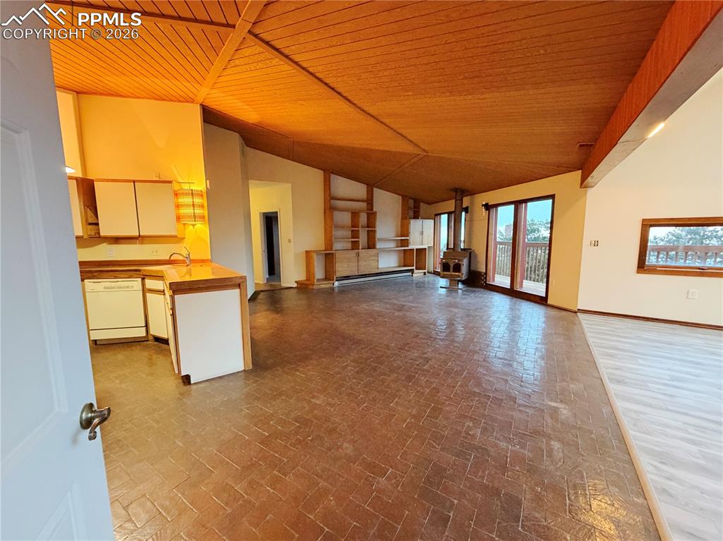 Image 4 of 22: Living Room