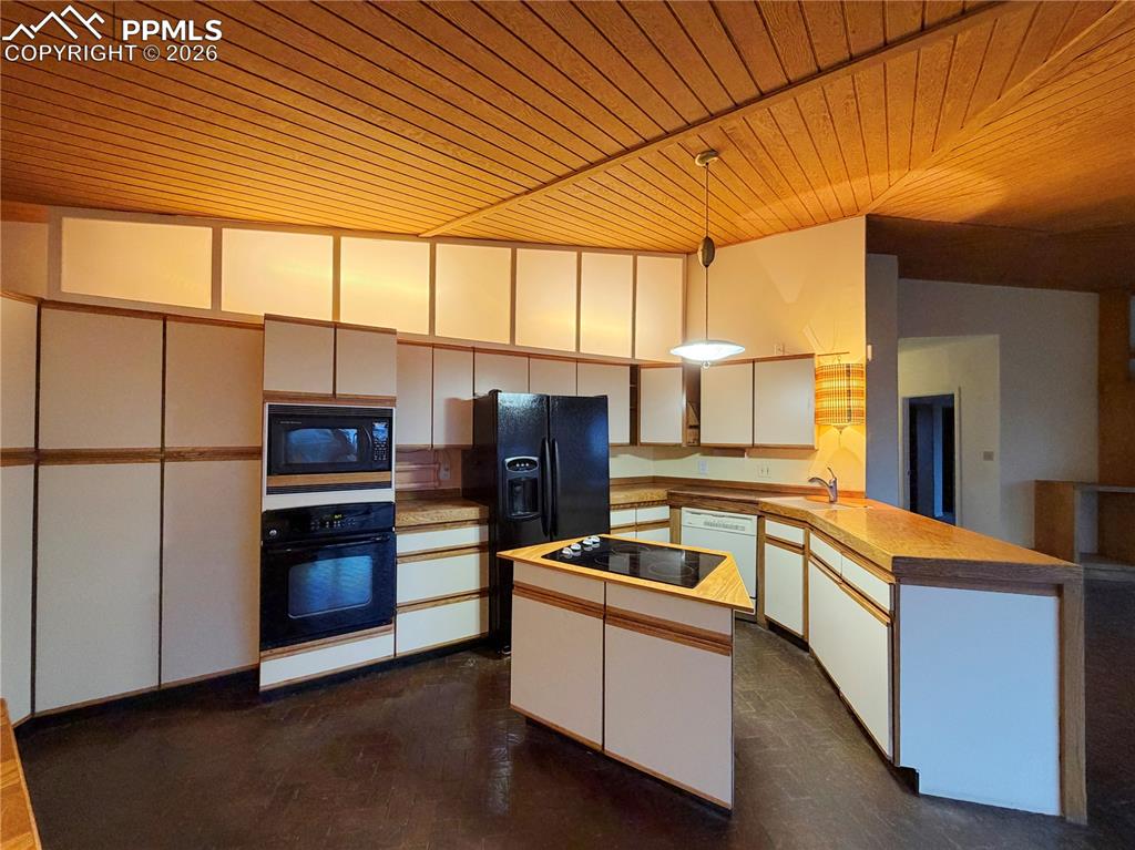 Image 5 of 22: Kitchen