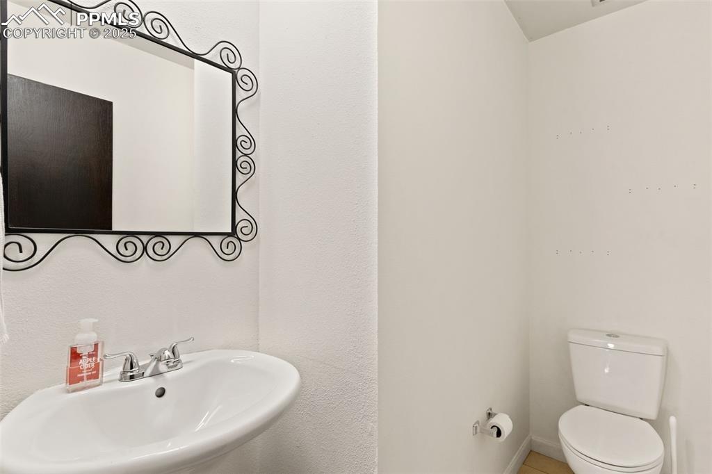 Image 10 of 20: Upper level bathroom