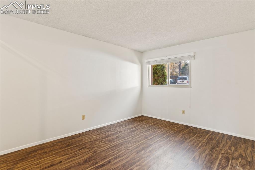 Image 13 of 20: Garden level bedrooms