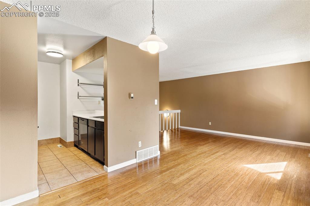 Image 8 of 20: Neutral colors and move-in ready