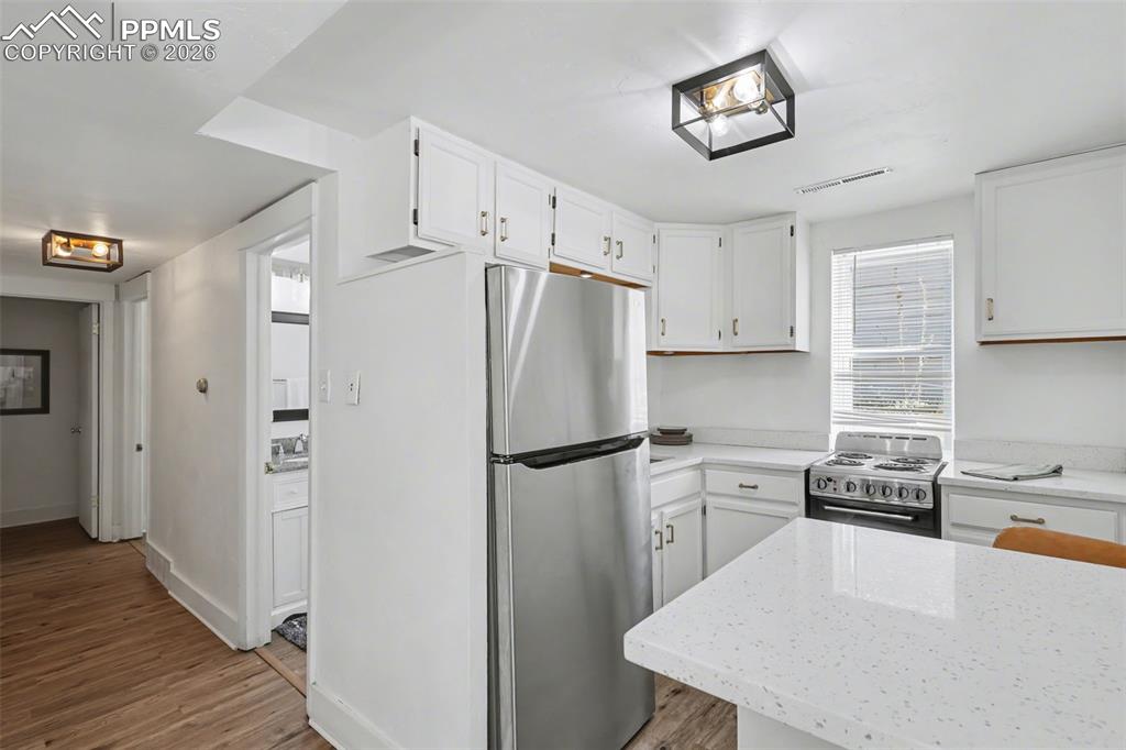 Image 19 of 34: Lower unit