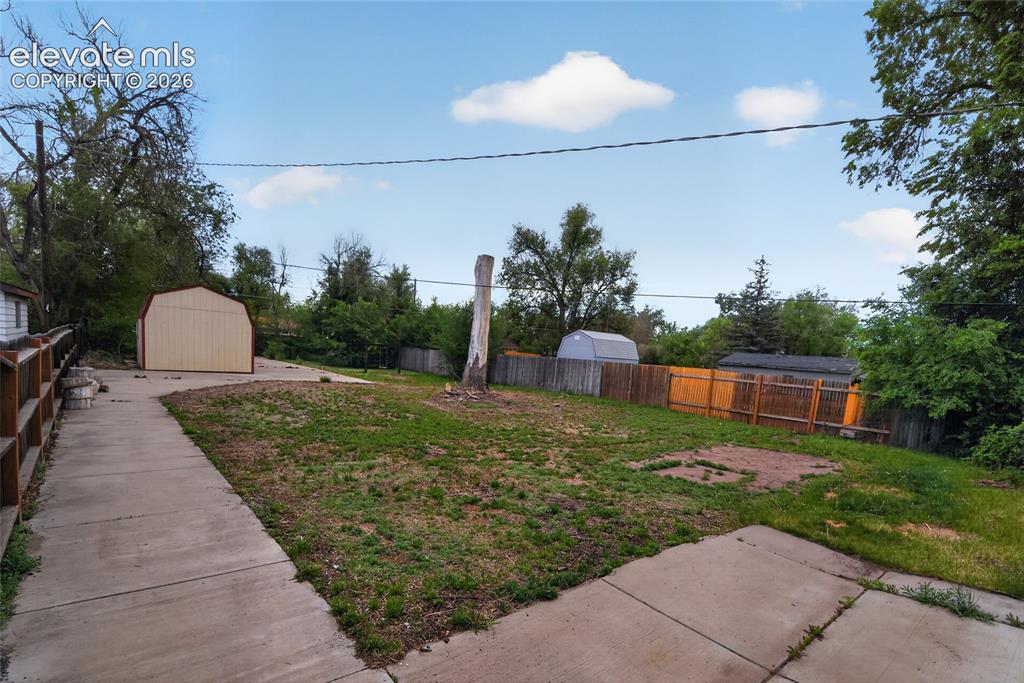 Image 12 of 14: Yard