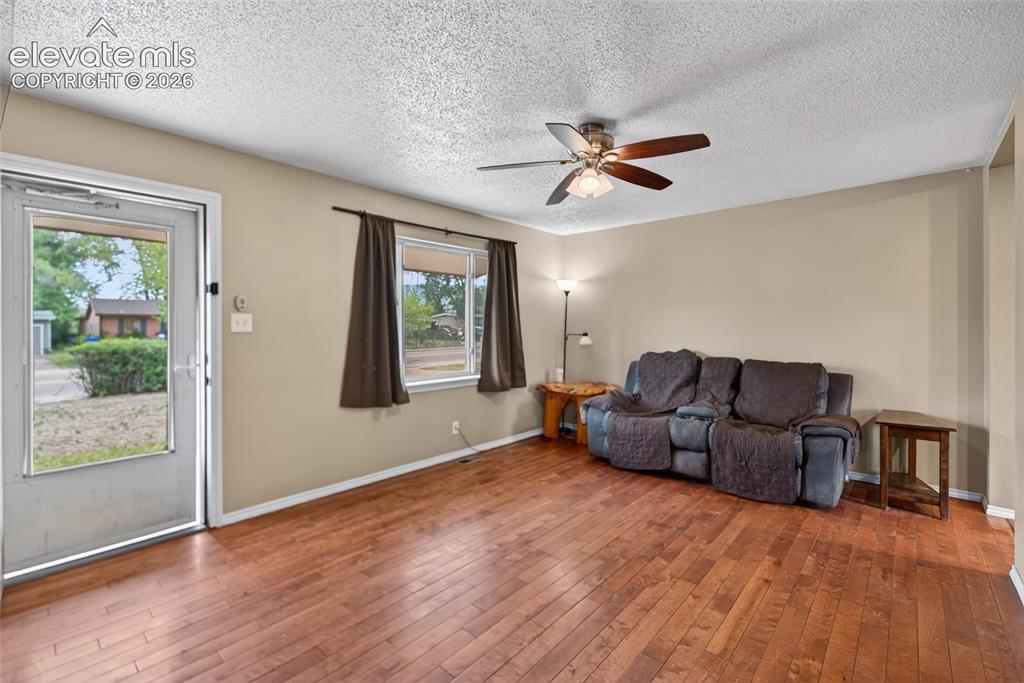 Image 4 of 14: Sitting Room