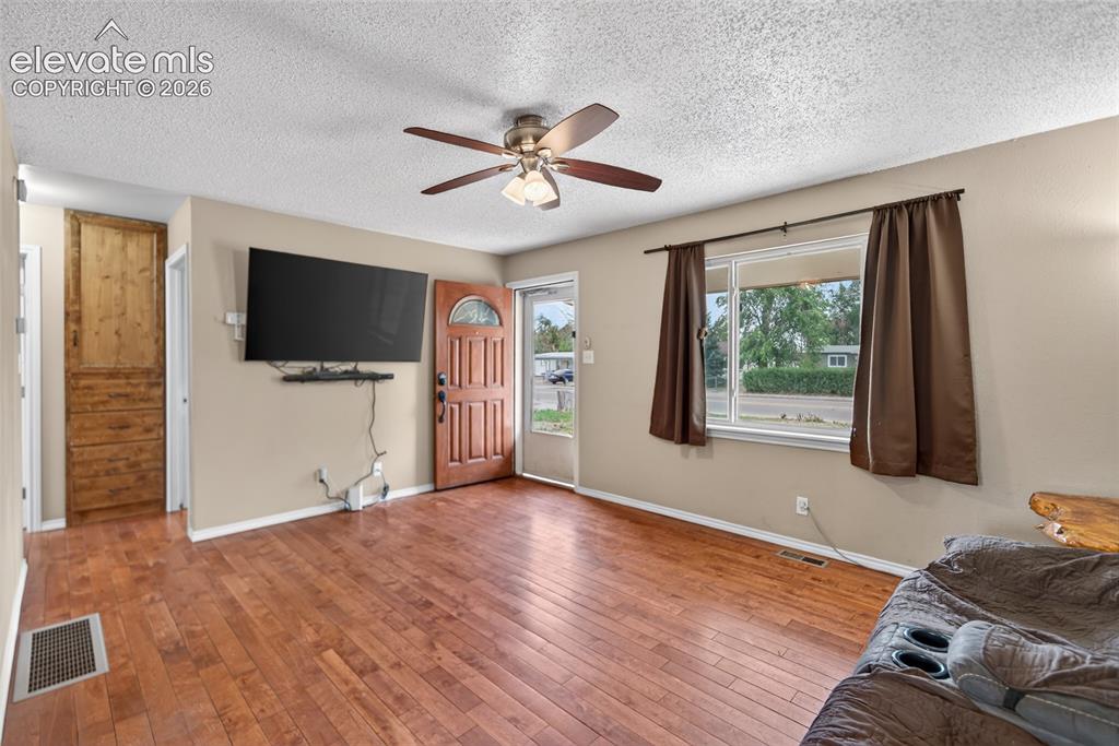 Image 5 of 14: Living Room
