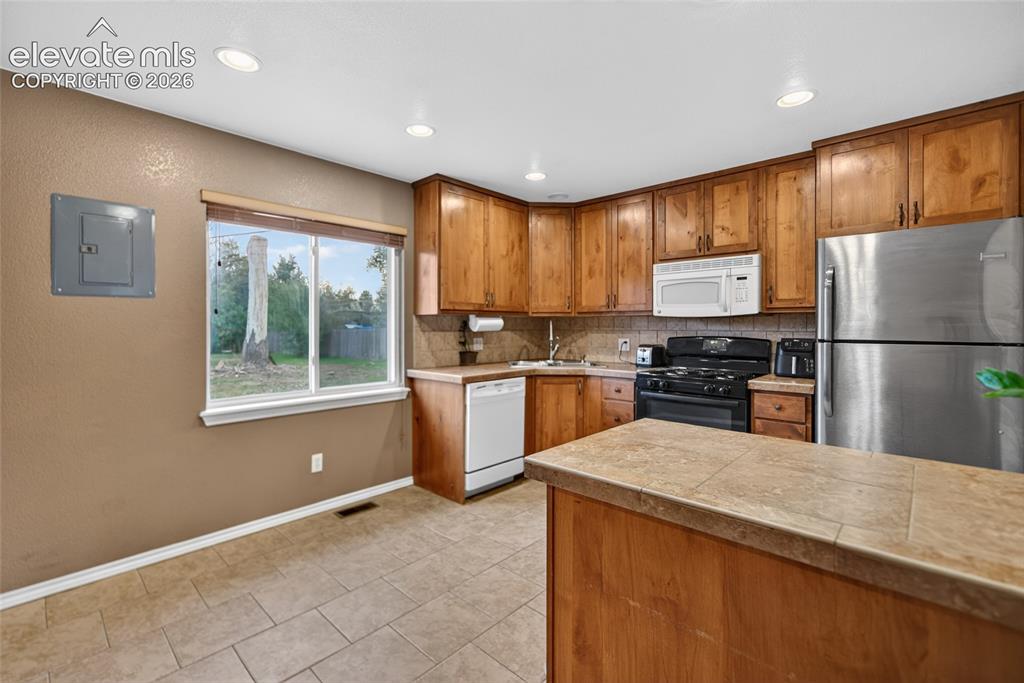 Image 6 of 14: Kitchen