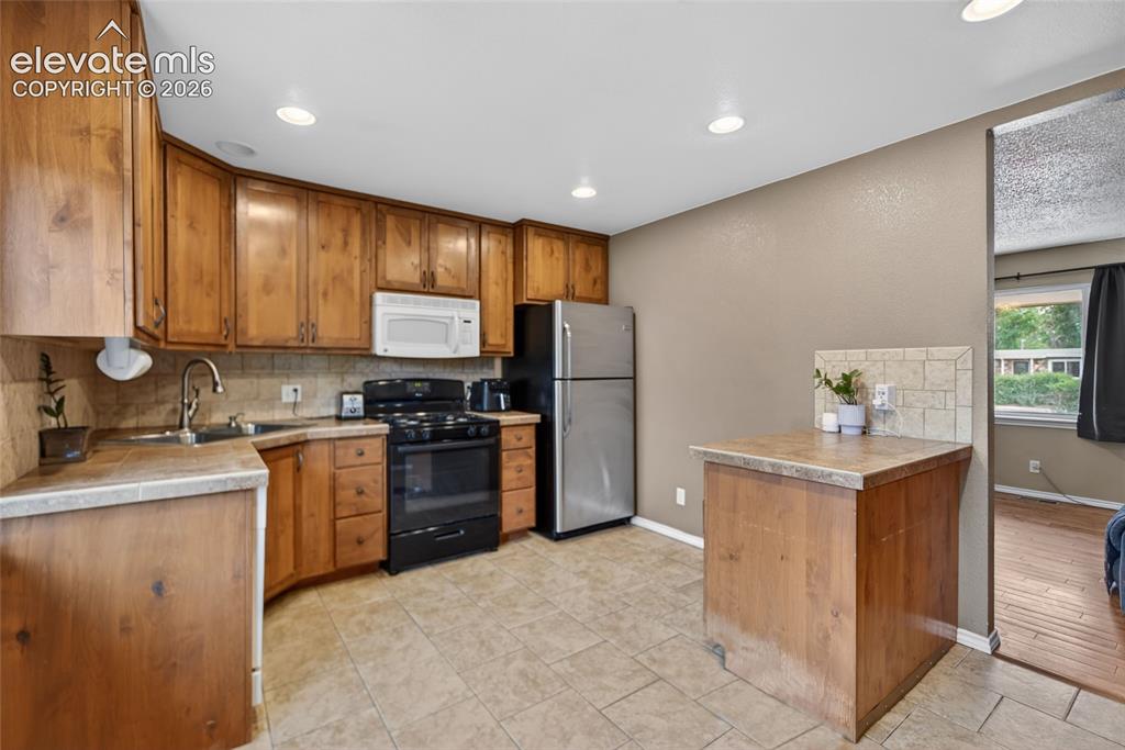 Image 7 of 14: Kitchen