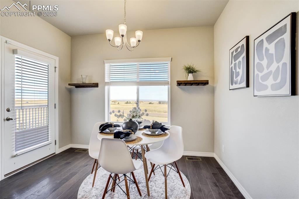 Image 11 of 50: Dining Area