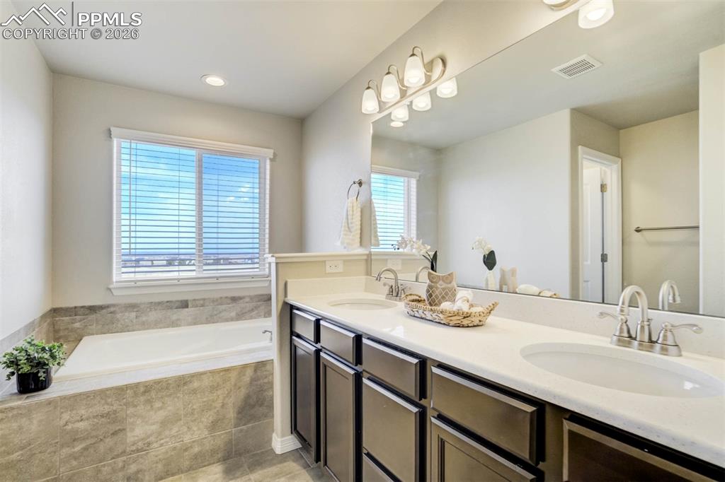 Image 24 of 50: Bathroom