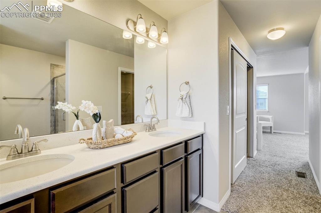 Image 25 of 50: Bathroom