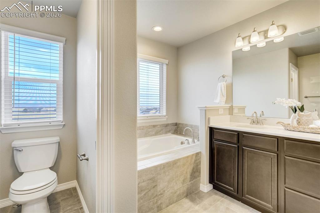 Image 26 of 50: Bathroom