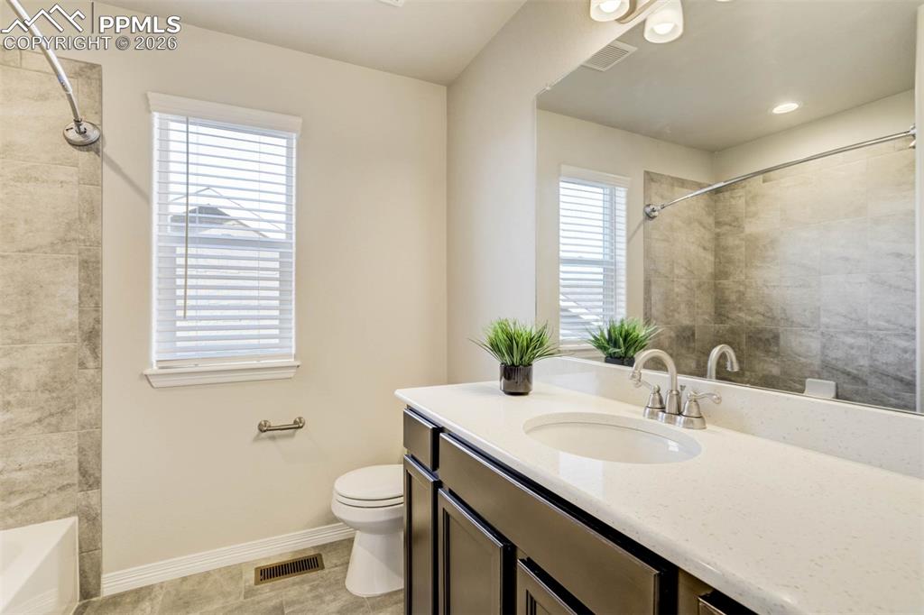 Image 33 of 50: Bathroom