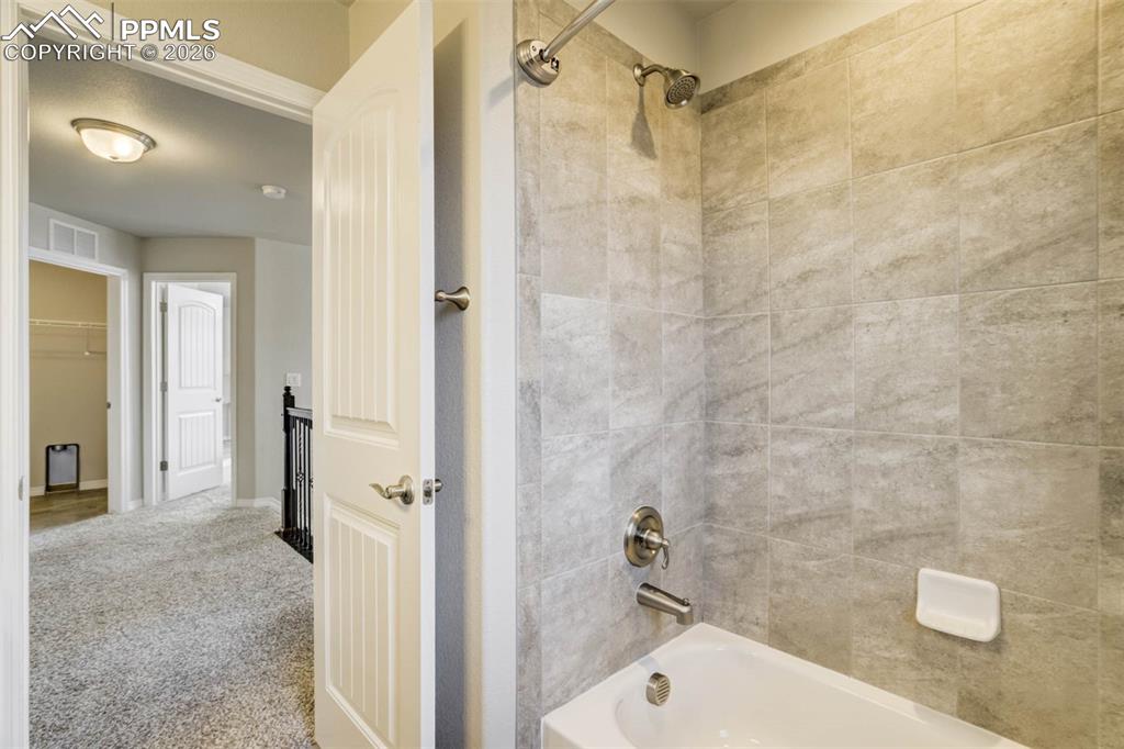 Image 34 of 50: Bathroom