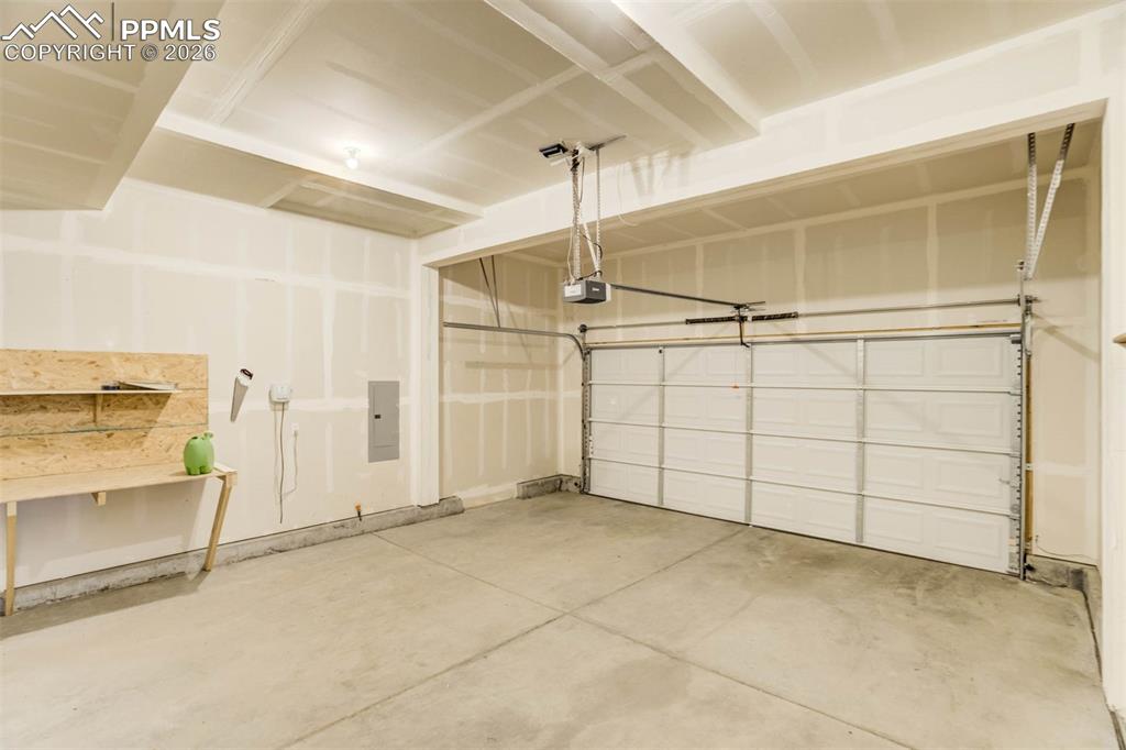 Image 38 of 50: Garage