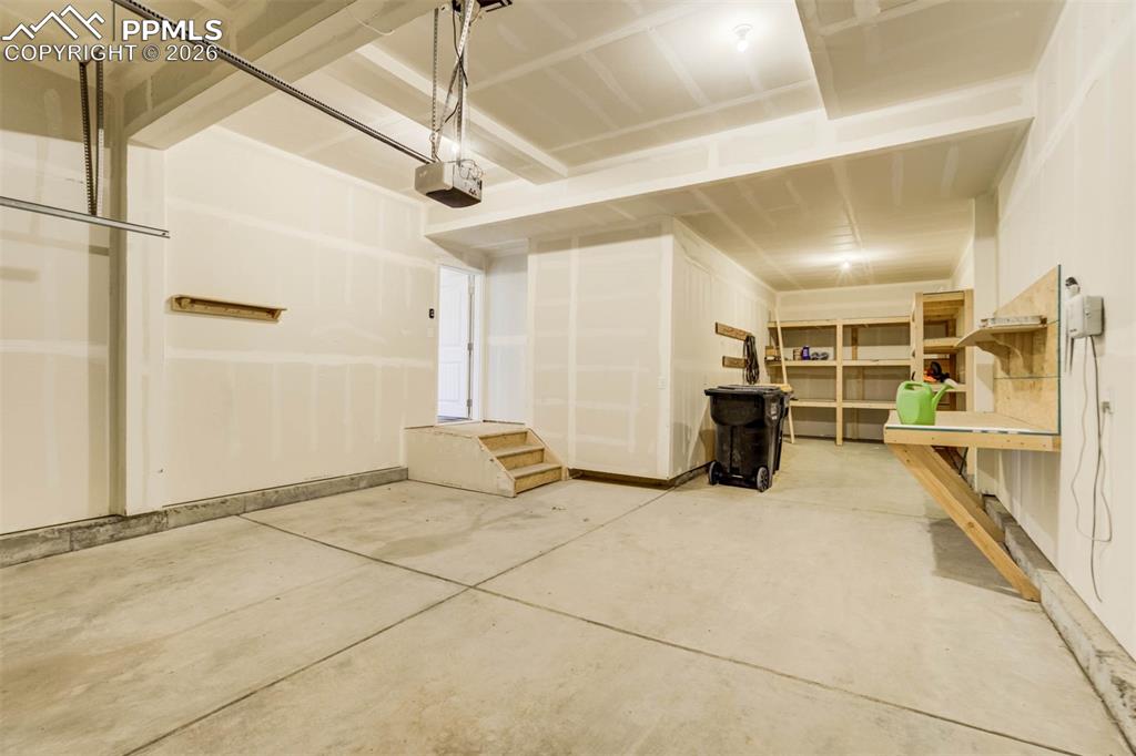 Image 39 of 50: Garage