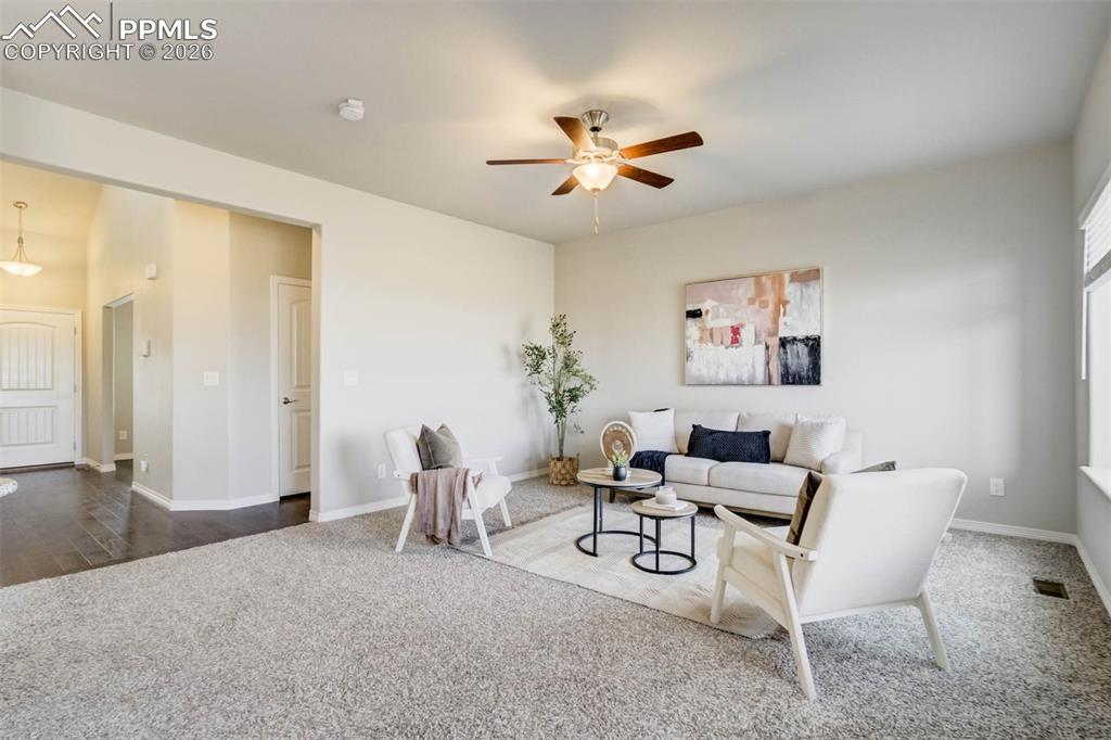 Image 7 of 50: Living Room