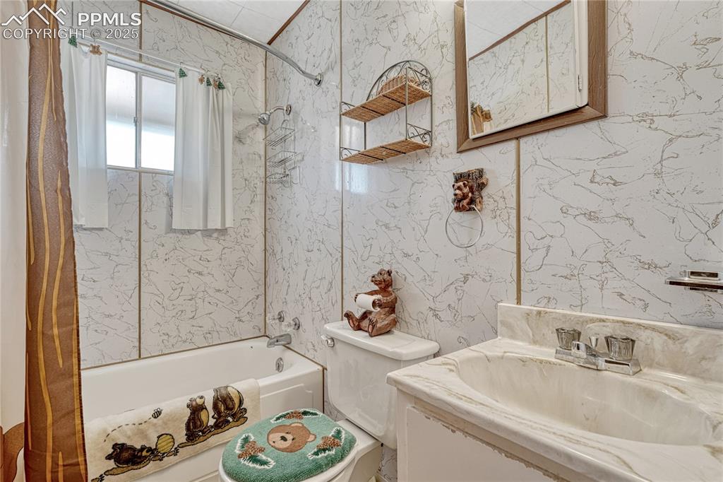 Image 13 of 41: Full bathroom