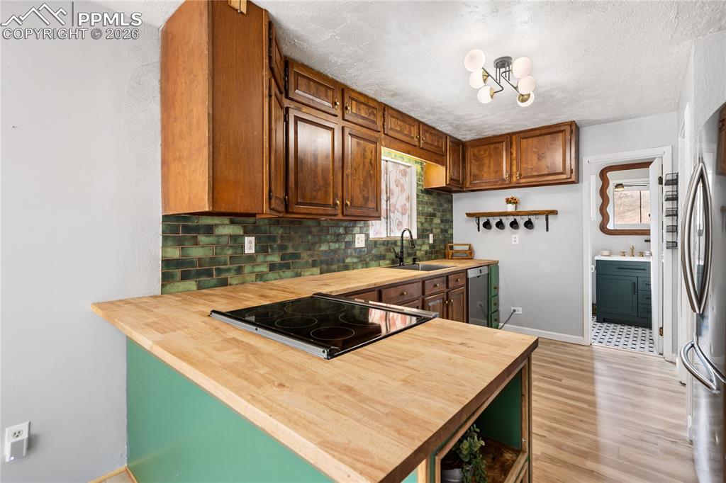 Image 9 of 46: Kitchen