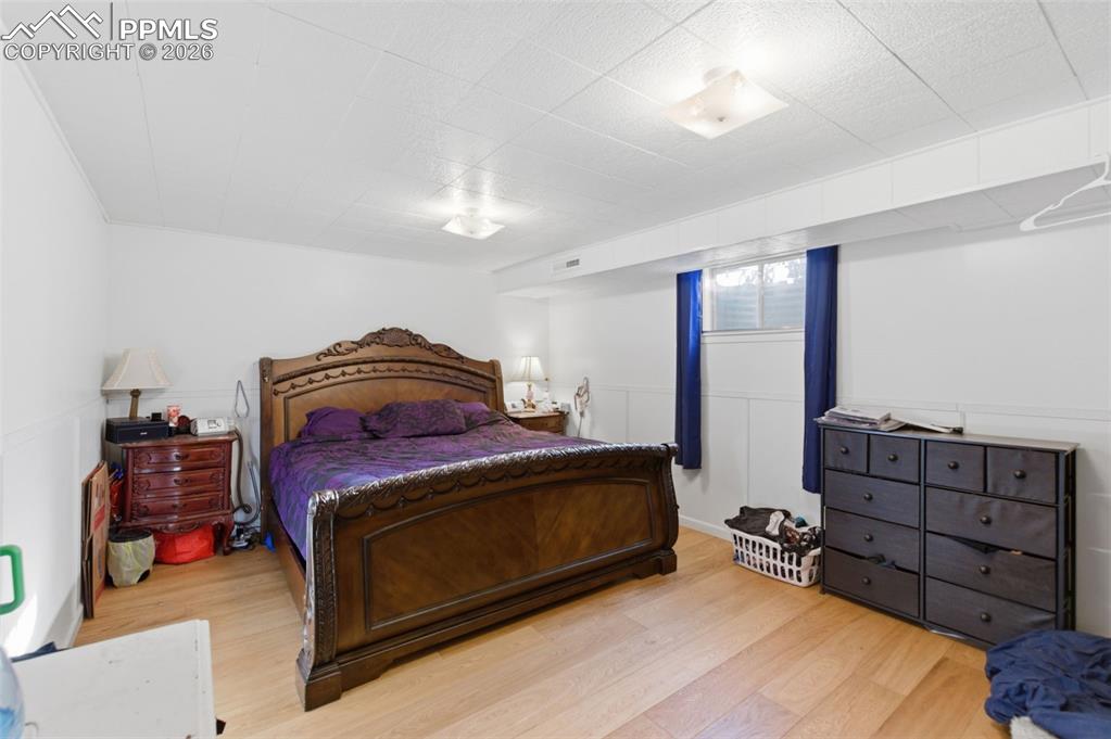 Image 11 of 15: Bedroom