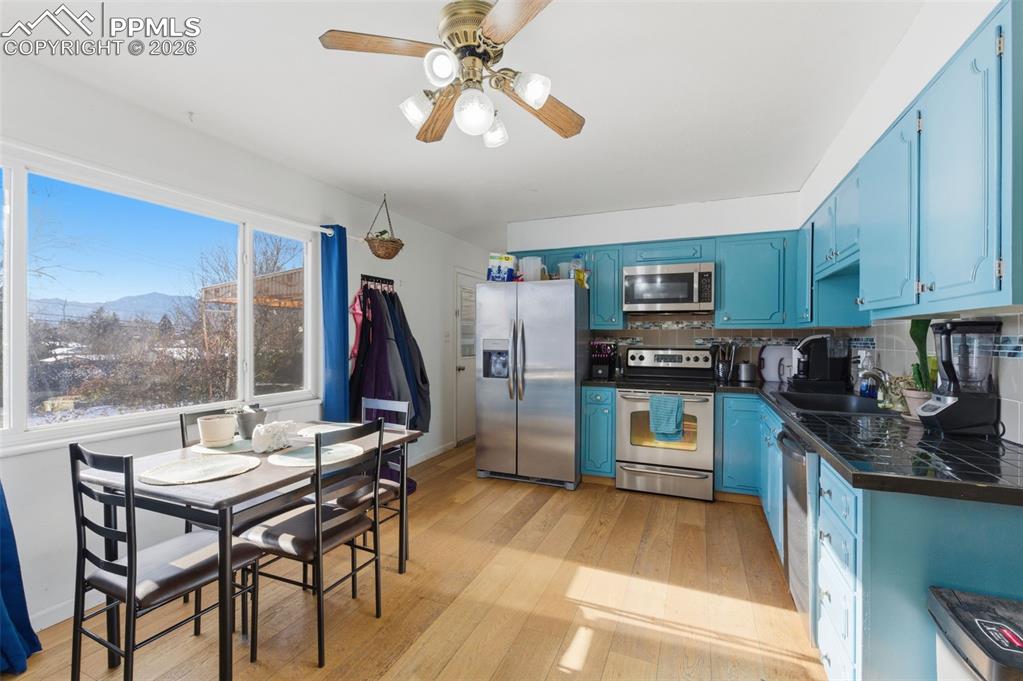 Image 18 of 23: Living Room