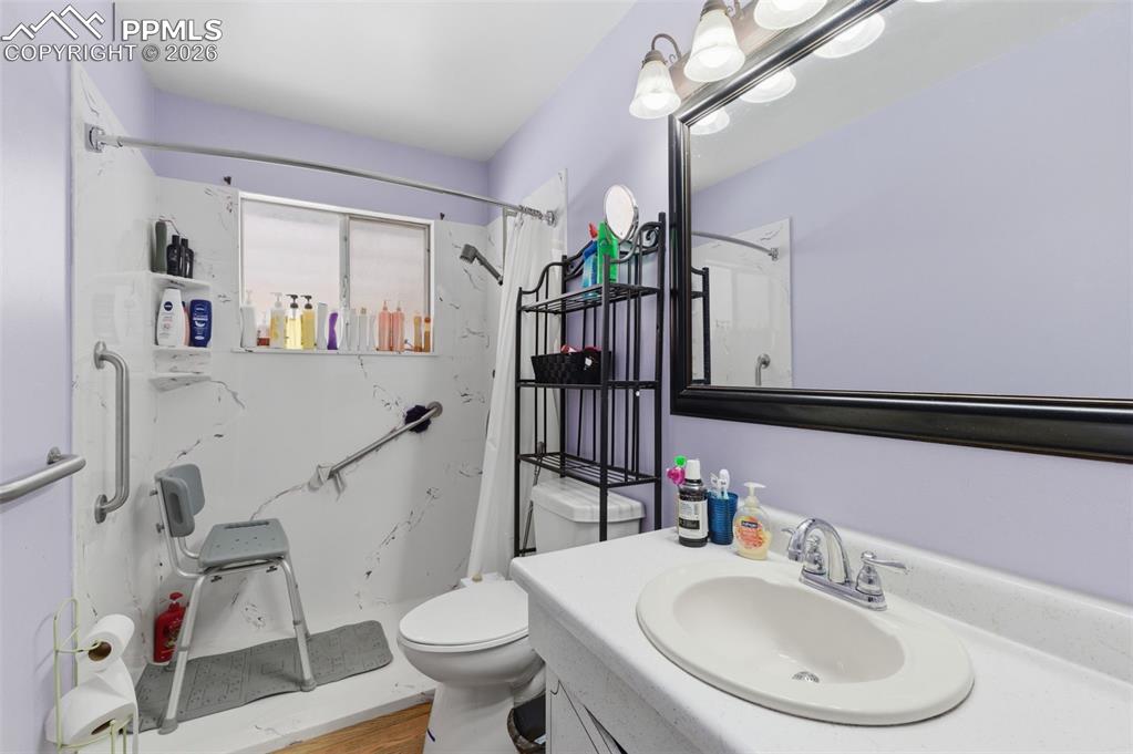 Image 7 of 15: Bathroom