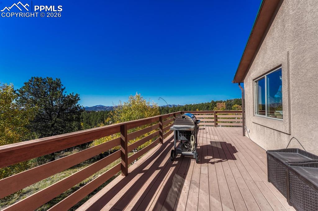 Image 17 of 50: Deck