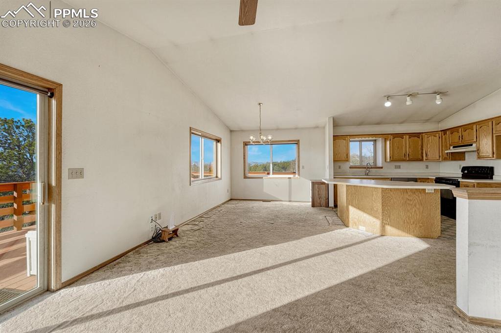 Image 19 of 50: Kitchen