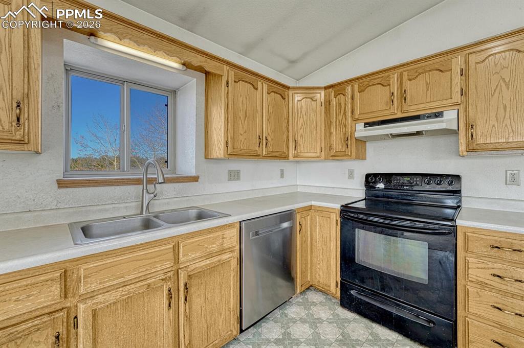 Image 26 of 50: Kitchen