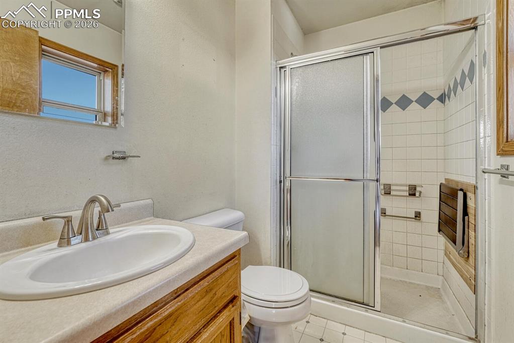 Image 31 of 50: En-suite primary bathroom.