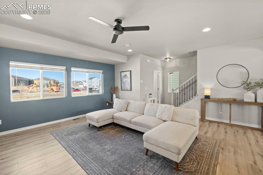 Image 5 of 50: Living Room