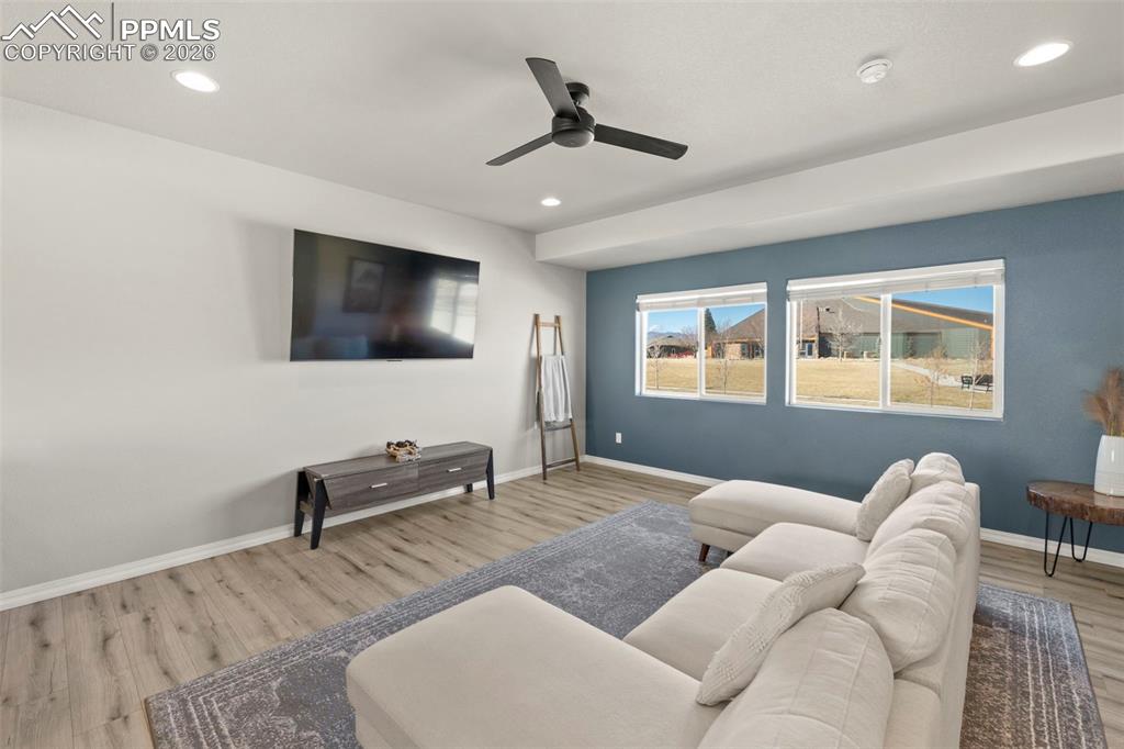 Image 6 of 50: Living Room