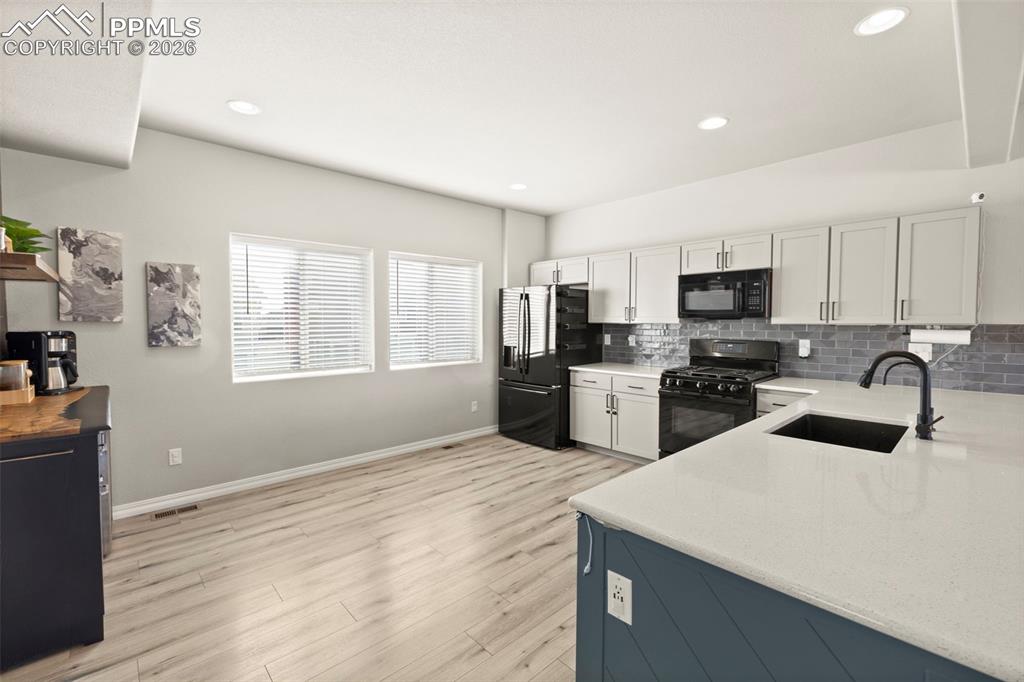 Image 7 of 50: Kitchen