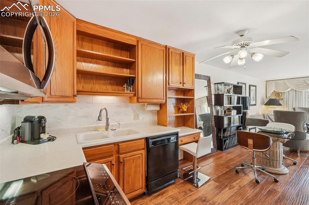 Image 16 of 44: Kitchen