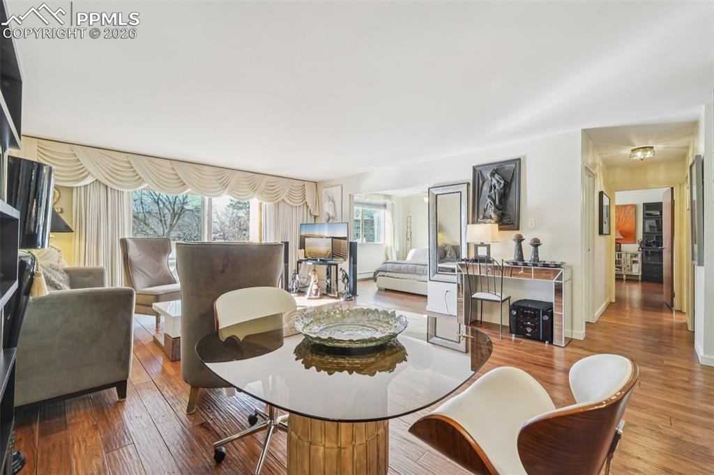 Image 18 of 44: Dining Area