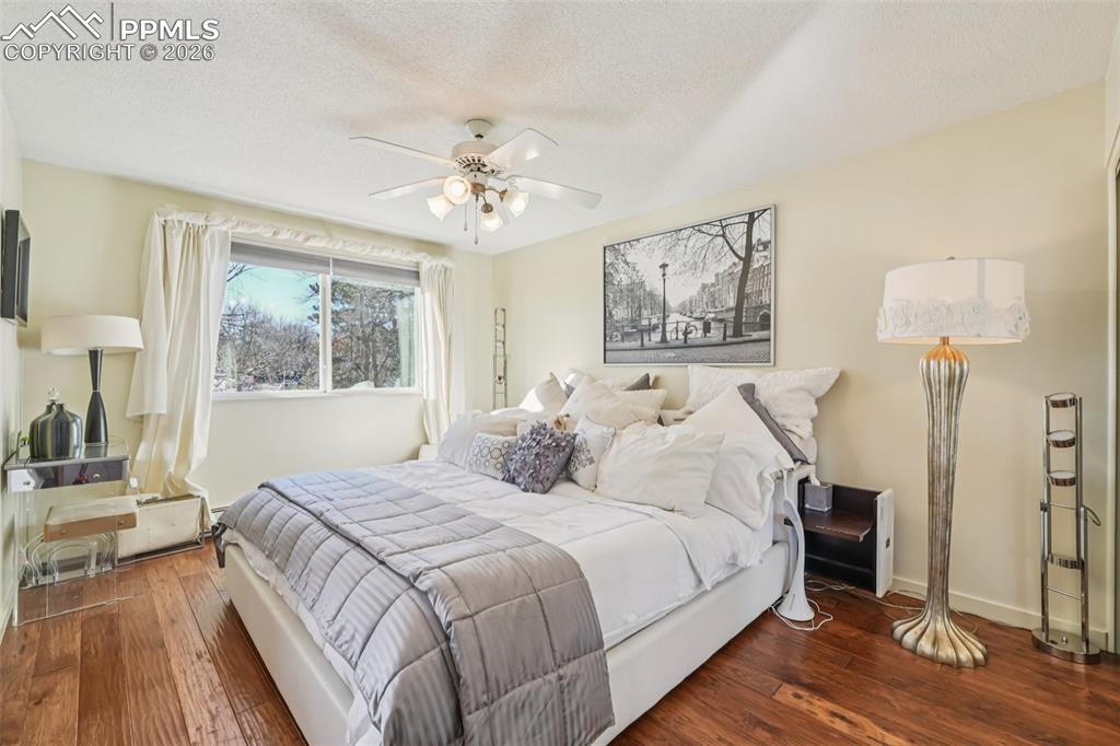 Image 28 of 44: Bedroom