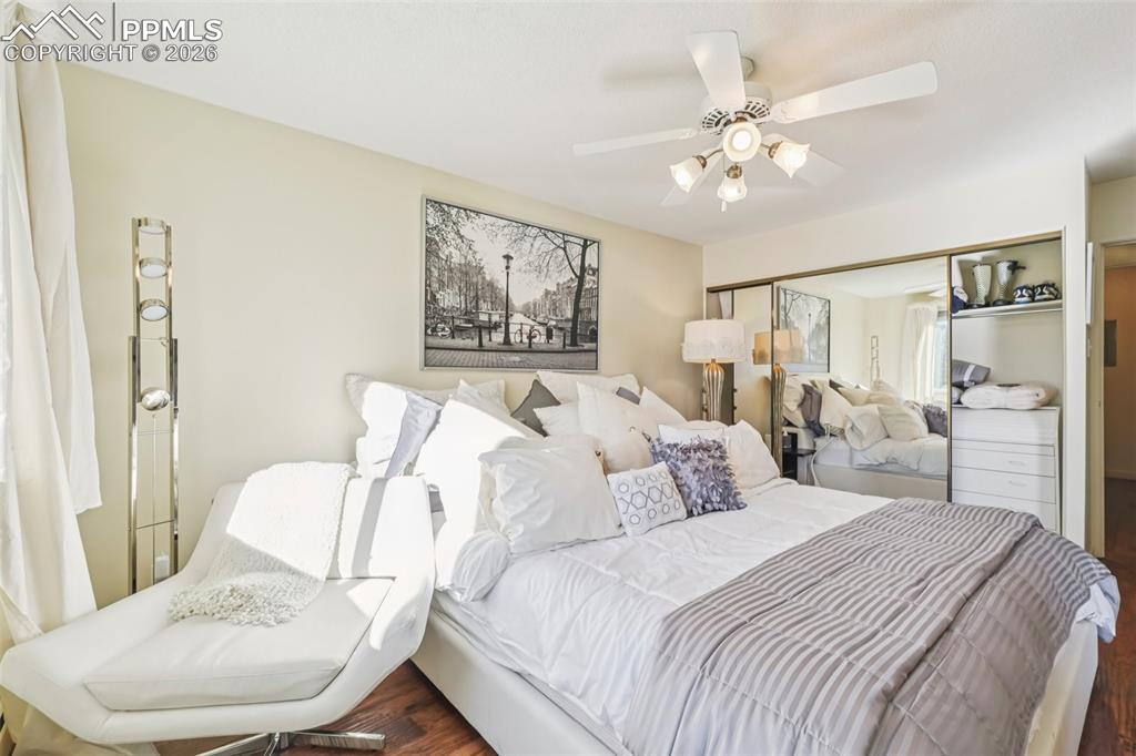 Image 31 of 44: Bedroom