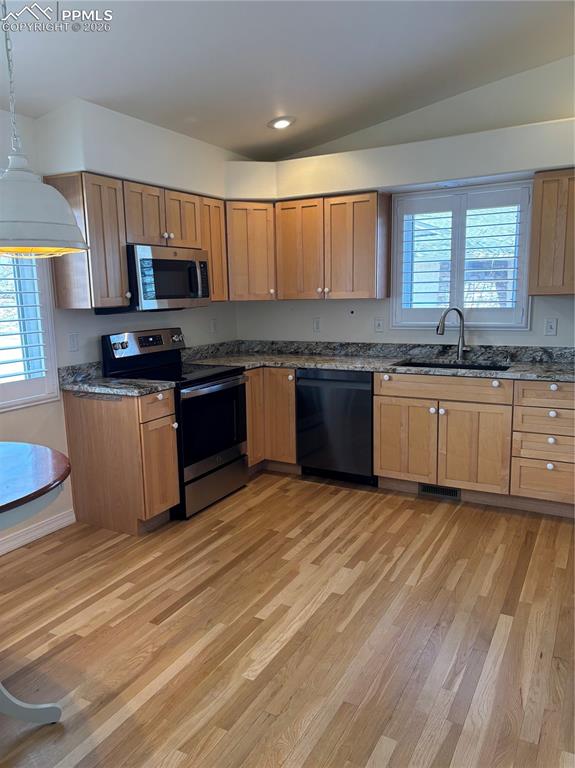 Image 4 of 7: Kitchen